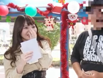 「キスより恥ずかしいかも…」夫の目の前で男優ちんぽでアヘ顔イキする人妻