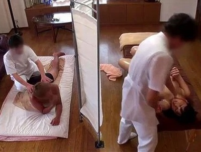 寝取られ願望強すぎ夫の罠♡隣でちゃんとマッサージを受けているフリをして…エロマッサを特等席でガン見♡
