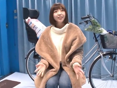 アクメ自転車を体験した素人妻が我慢できずにその場で他人ちんぽ受け入れｗ