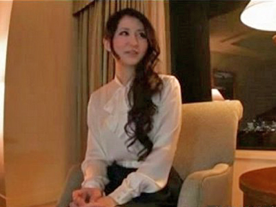 キレイなマンコをパックリと晒され恥ずかしそうに感じる素人セレブ妻