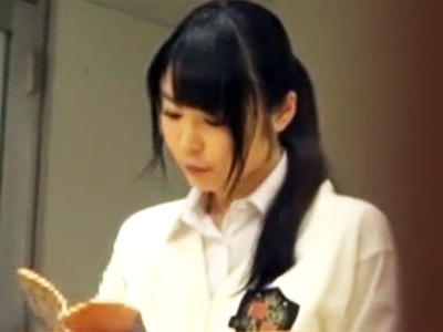 図書館で勉強中の大人しそうな美少女ＪＫが強姦魔にトイレに連れ込まれ犯されちゃう