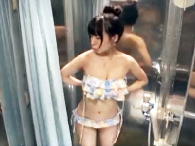 大学生の男女が素股マッサージにトライ！友達を待たせて大量中出しハメｗ