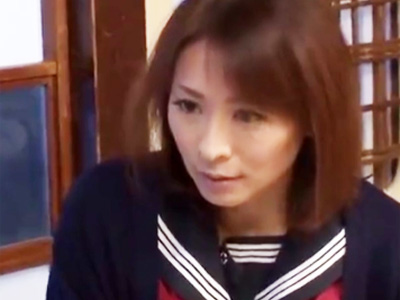 セーラー服姿で義理の息子を誘惑してハメらせる欲求不満の母親