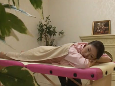 マッサージを受けに来た淫乱妻が発情させられ→生中出しハメ
