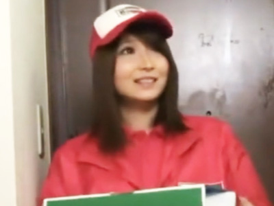 宅配の美少女に偶然を装い巨根みせつけたらまさかの展開にｗｗｗ