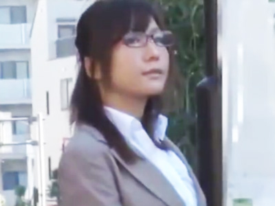 痴漢に遭い身体を弄ばれながらマンコとケツ穴の両方にねじ込まれて辱しめを受ける美人OL